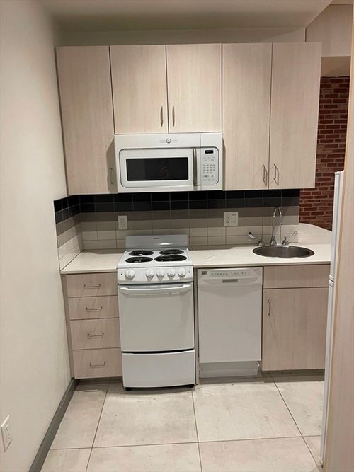 apt-23-144 Bowdoin St, Boston, MA, 02108-2706 | Card Image