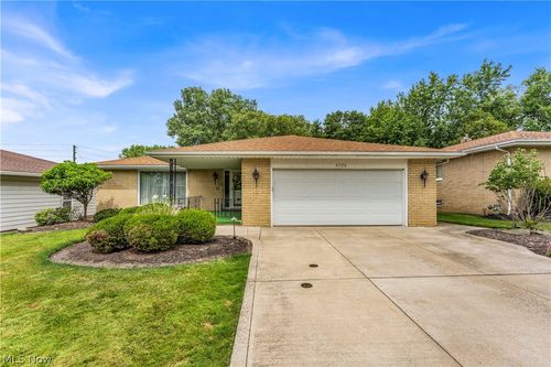 6524 Brookhill Dr, Garfield Heights, OH, 44125-4912 | Card Image