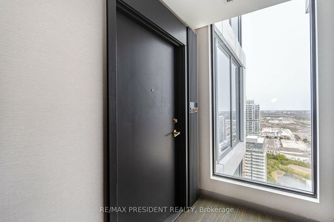 5702 - 5 Buttermill Ave, Condo with 3 bedrooms, 2 bathrooms and 1 parking in Vaughan ON | Image 4