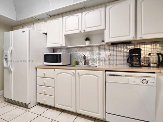 APT-2W - 3801 S Ocean Dr, Condo with 2 bedrooms, 2 bathrooms and null parking in Hollywood FL | Image 5