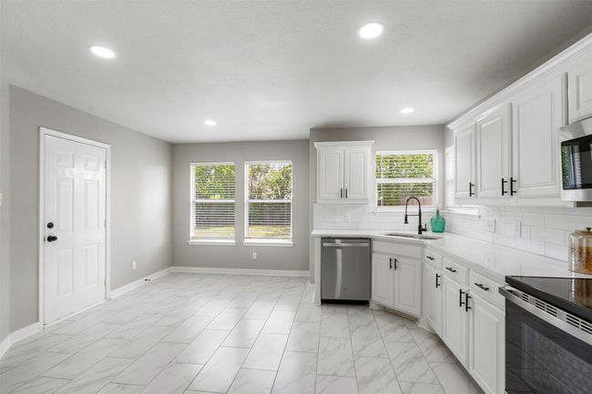521 Pine St, House other with 3 bedrooms, 2 bathrooms and null parking in Crowley TX | Image 9