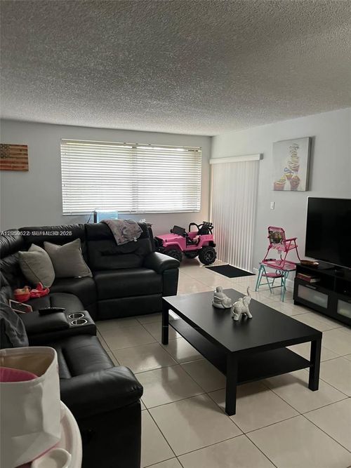 5208-10135 Nw 9th Street Cir, Miami, FL, 33172-6615 | Card Image