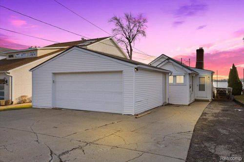 3733 Lake Front St, Waterford, MI, 48328-4333 | Card Image