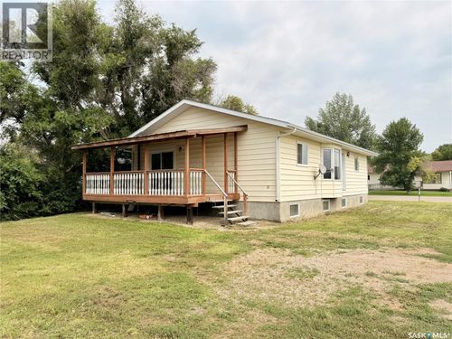 100 1st Ave, Lucky Lake, SK, S0L0E3 | Card Image