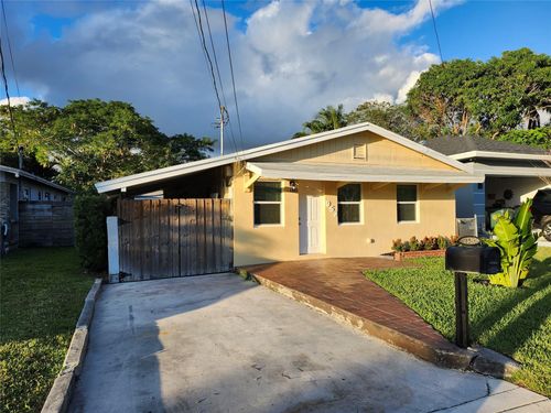 953 Ne 34th St, Oakland Park, FL, 33334-2815 | Card Image