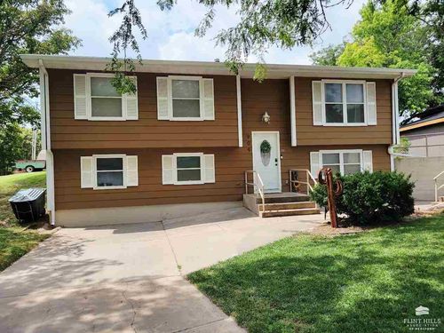 909 Iowa Ave, Pratt, KS, 67124-2129 | Card Image