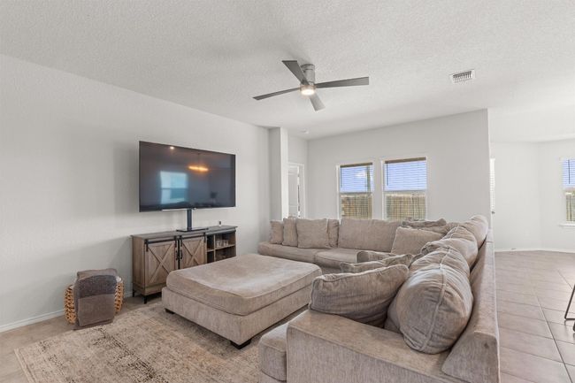 609 Ibis Falls Loop, House other with 3 bedrooms, 2 bathrooms and 4 parking in Jarrell TX | Image 6