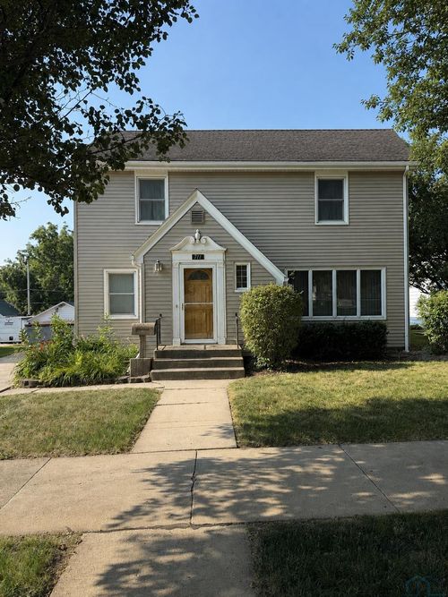 711 W Cherry St, Cherokee, IA, 51012-1326 | Card Image