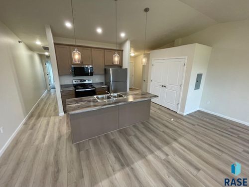 6-9308 W 32nd St Street, Sioux Falls, SD, 57106 | Card Image