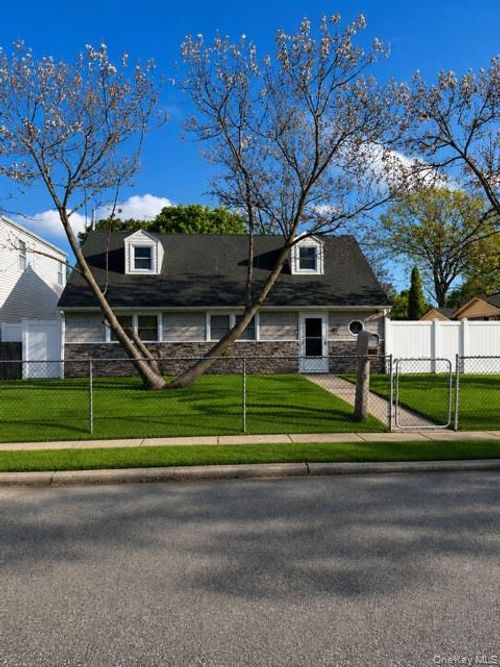 700 Sharon Rd, Copiague, NY, 11726-3318 | Card Image