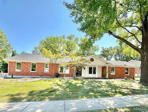 240 Greentrails Dr S, Chesterfield, MO, 63017-2915 | Card Image