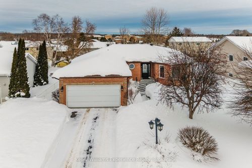 11 Copeland St, Penetanguishene, ON, L9M1K3 | Card Image