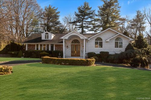 200 Hummingbird Dr, Roslyn, NY, 11576-2506 | Card Image