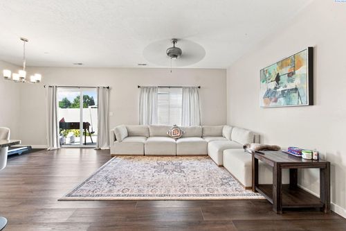 3990 W 5th Pl, Kennewick, WA, 99336-4388 | Card Image