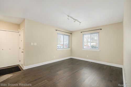 720 Hamlet Ct, Auburn Hills, MI, 48326-3477 | Card Image