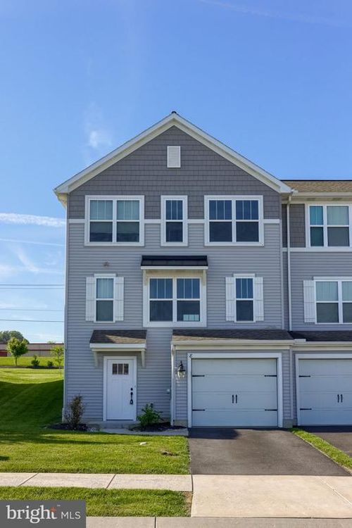 8 Southside Dr, Willow Street, PA, 17584-8603 | Card Image