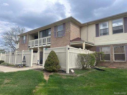 61101 Greenwood Dr, South Lyon, MI, 48178-1724 | Card Image