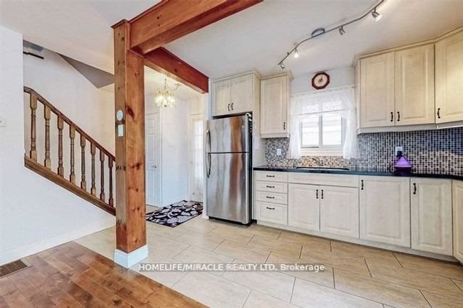 7 Greenhills Sq, House other with 3 bedrooms, 2 bathrooms and 4 parking in Brampton ON | Image 5