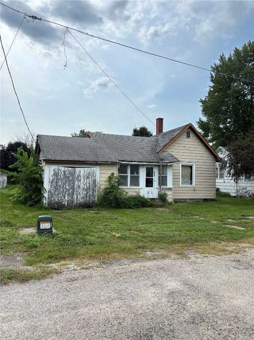 835 Howard Ave, Marengo, IA, 52301-1112 | Card Image