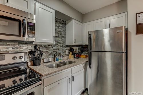 apt-102-330 Oakland Ave, Royal Oak, MI, 48067-1771 | Card Image