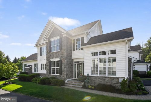 69 Hillyer Ln, Newtown, PA, 18940-2827 | Card Image