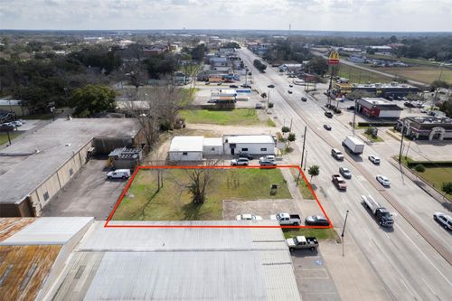 2107 N Main St, Pearland, TX, 77581-3309 | Card Image