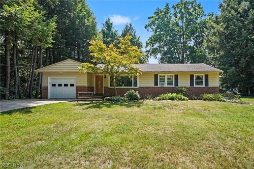 38600 Berkshire Hills Dr, Willoughby Hills, OH, 44094-8708 | Card Image