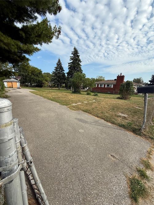 24820 Wagner Ave, Warren, MI, 48089-4365 | Card Image