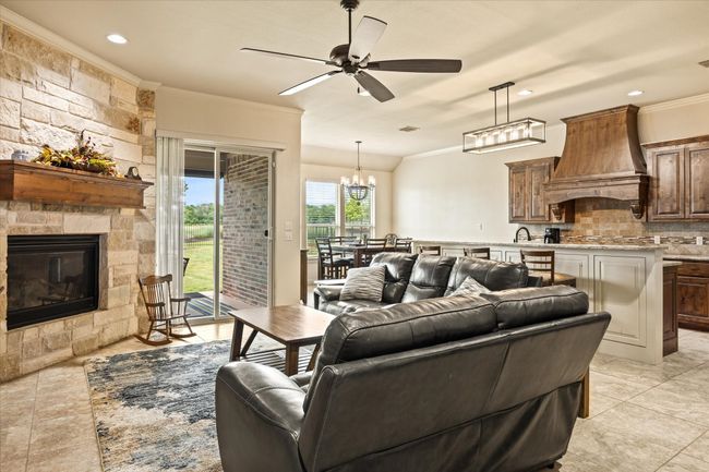 317 Paddle Boat Dr, House other with 4 bedrooms, 2 bathrooms and null parking in Granbury TX | Image 24
