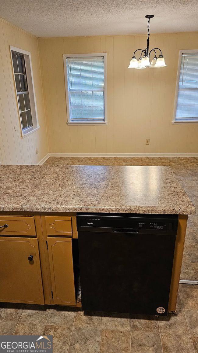412 Vienna Cir, House other with 4 bedrooms, 2 bathrooms and null parking in Fort Valley GA | Image 5