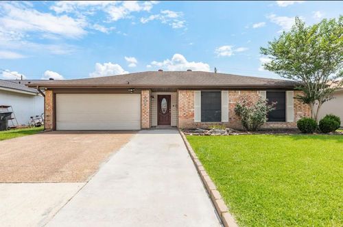 215 N 37th St, Nederland, TX, 77627-7204 | Card Image