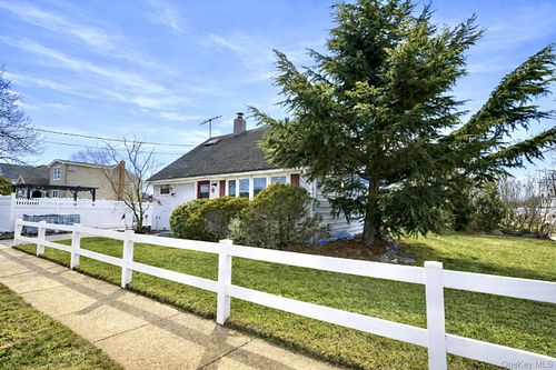 32 Saint Marks Pl, Massapequa, NY, 11758-7042 | Card Image