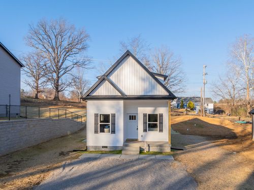 1118 W 1st St, Dickson, TN, 37055-1158 | Card Image