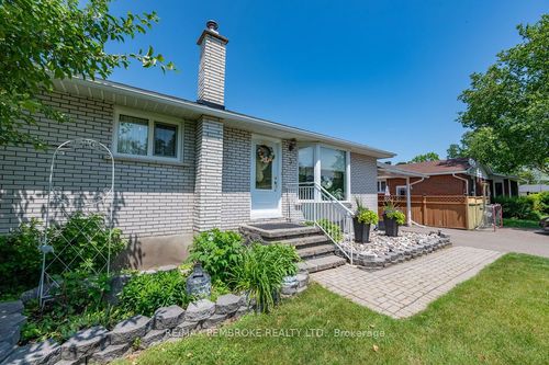 3 Lisa Cres, Petawawa, ON, K8H2Z8 | Card Image