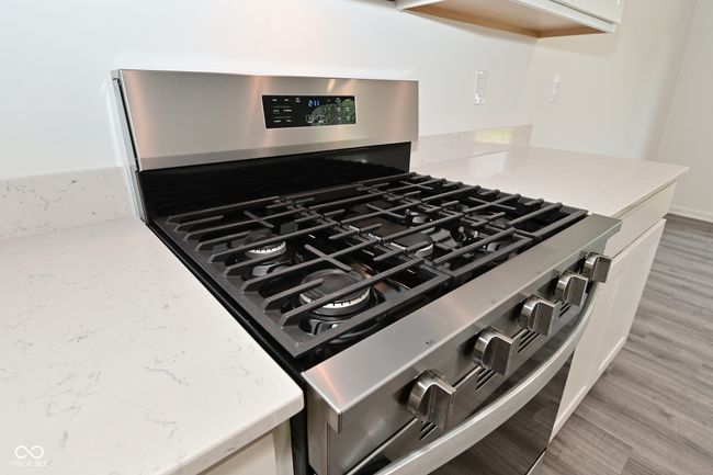 Beautiful gas O/Range with the vented out microwave! | Image 13