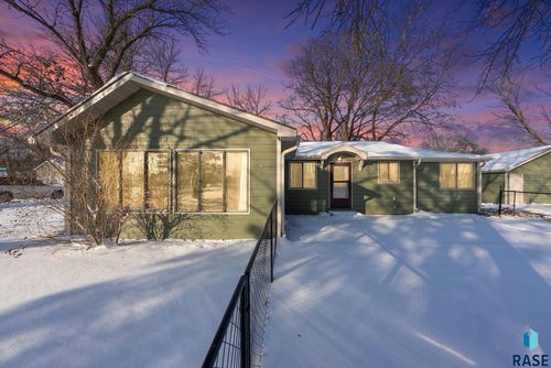 702 S 3rd St Street, Beresford, SD, 57004 | Card Image