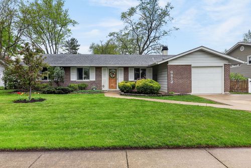 6812 Woodridge Dr, Woodridge, IL, 60517-1912 | Card Image