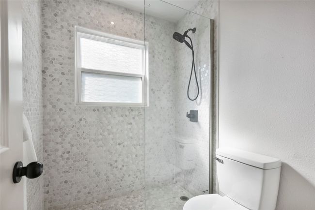 Walk-in shower with natural light | Image 13