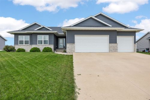 6319 Hoover Trail Rd Sw, Cedar Rapids, IA, 52404-7489 | Card Image