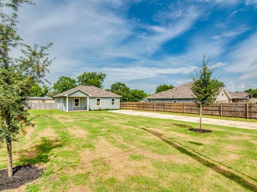 411 S Avenue B, Elgin, TX, 78621-2919 | Card Image