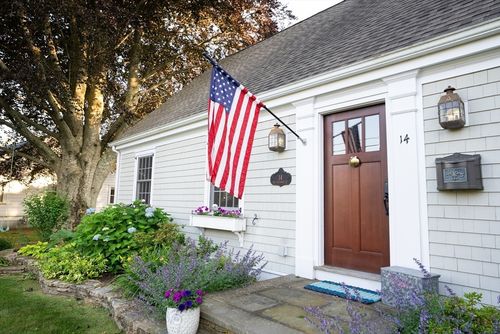14 N Pleasant St, Dartmouth, MA, 02748-3417 | Card Image