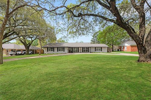 227 Ivy St, Navasota, TX, 77868-3211 | Card Image