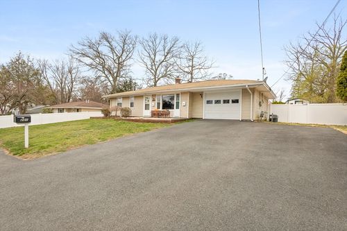 201 Caroline Dr, Bellingham, MA, 02019-1376 | Card Image