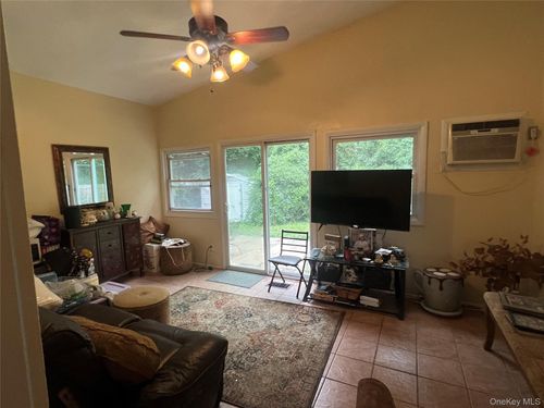 42 Richmond St, Islip, NY, 11751-2015 | Card Image