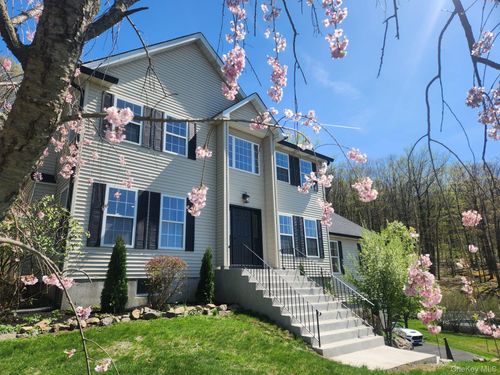 41 Hickory Rd, Sloatsburg, NY, 10974-1811 | Card Image