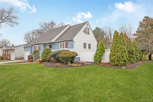 10 Roxbury St, Farmingdale, NY, 11735-2250 | Card Image