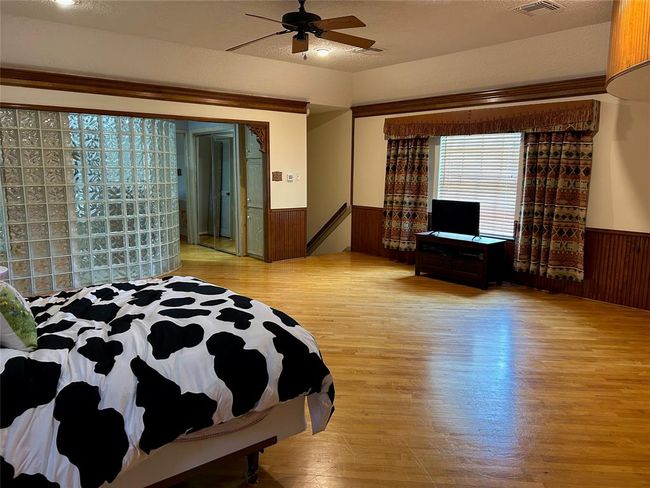 Upstairs mother in law suite or gameroom with en suite bathroom | Image 25
