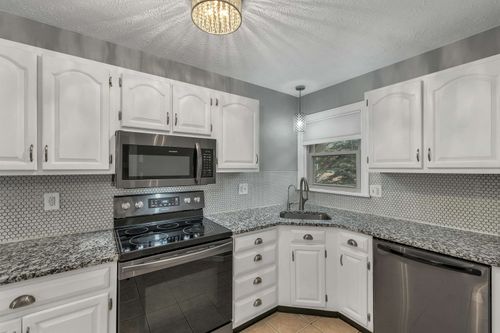 a-4 Kingston Way, Hudson, NH, 03051-3028 | Card Image