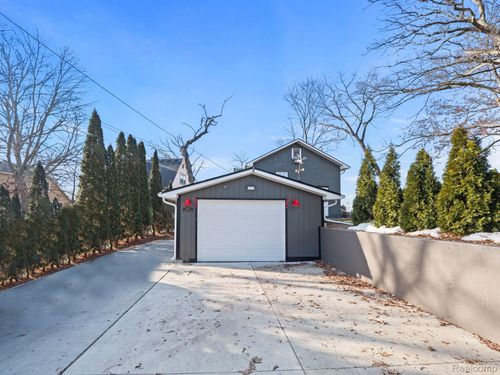 227 Shotwell St, White Lake, MI, 48386-2465 | Card Image