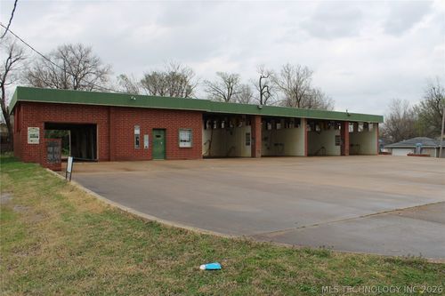 1806 W Broadway St, Collinsville, OK, 74021-1727 | Card Image